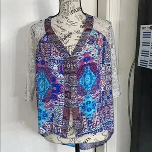 BKE Buckle colorful lace shoulders unique design 1/2 length sleeves small